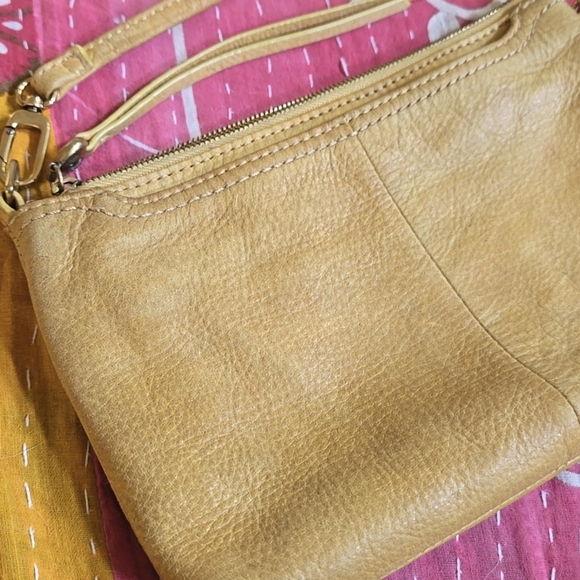 HOBO Darcy Convertible Wristlet - Picture 12 of 16